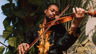 Violinista se apresenta em festival 