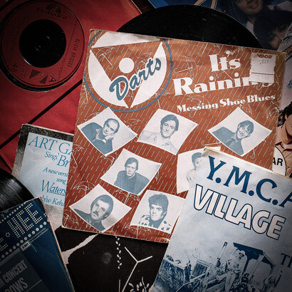 Londres. La salle de répétition installée au sous-sol de cette maison laissait entendre des sons de guitare et de basse, ainsi que Phil à la batterie et Nico au chant et guitare, avec la participation de Val toujours à la guitare électrique