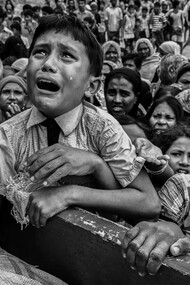 Musulmanes rohingya intentando huir de Myanmar tras los ataques genocidas del ejército, 2017