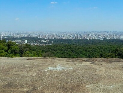 Vista do Parque da Serra da Cantareira, em São Paulo. Volto a refletir sobre a razão do meu subconsciente ter desistido de projetar o horizonte em algum ponto distante de São Paulo. Afinal, por definição horizonte é a “linha circular em que a terra ou o mar parecem unir-se ao céu, e que limita o campo visual de uma pessoa”. Logo, posso vê-la tranquilamente em terra firme, sem a necessidade do mar. Entretanto, meu consciente se nega, mesmo que o meu subconsciente tenha insistentemente tentado