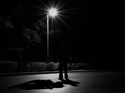 Homem sozinho na rua à noite