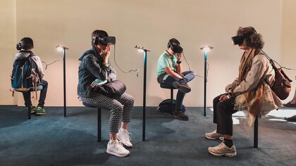 Alunos em um museu interagindo virtualmente com obras não física