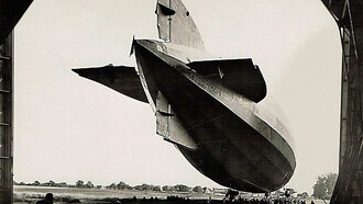Ein "Zeppelin"-Luftschiff L53 (LZ-100) im Dienst der Kaiserlichen Marine, Seestreitkräfte des Deutschen Kaiserreiches, Aufnahme um 1917