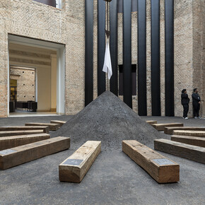Luana Vitra, Bandiera bianca, vista della mostra. Cortesia della Pinacoteca