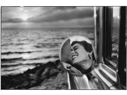 Santa Monica, California, 1955 © Elliott Erwitt / Magnum. Image courtesy of Huxley-Parlour Gallery