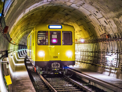 Vagão de metrô sob os trilhos do túnel