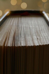 Legature, libro antico. A Roma le legature sono numerose e lussuose, soprattutto negli esemplari di dedica a pontefici e cardinali, con partizioni geometriche, impronte di gemme, medaglie e simboli sacri