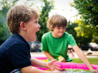 Bambini che giocano al parco