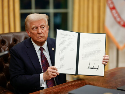 Donald Trump enseñando la firma de una de sus órdenes ejecutivas. Casa Blanca, Estados Unidos, 20 de enero de 2025