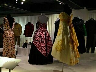 O surrealismo, sempre presente sempre no DNA da Schiaparelli, não foi colocado de lado pelo olhar de Roseberry, que tem conseguido equilibrar com primor a essência da marca com o mundo e as exigências do mercado contemporâneo