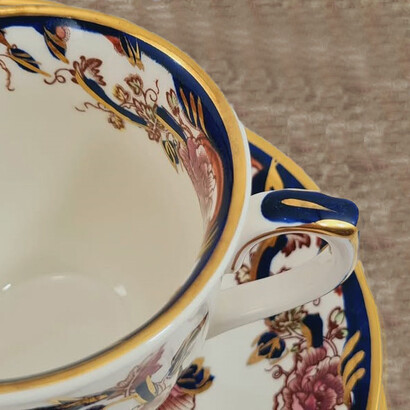 Il gesto del servire il té in porcellana assume un valore narrativo, diventando occasione di conversazioni riservate, giochi di potere o momenti di corteggiamento