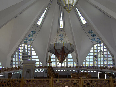 The mosque’s design in Düzce, Turkey reflects a balance between historical Turkish architecture and contemporary aesthetics