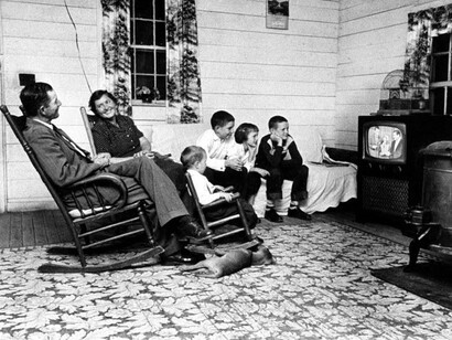 Una familia ante la televisión