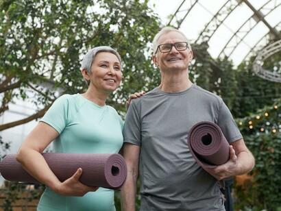 Yoga della risata. È scientificamente provato che ridendo il nostro organismo rilasci endorfine e sostanze note come “della felicità” quali la dopamina e la serotonina. Ridere quindi aumenta i livelli di energia e induce ad avere una mentalità più positiva