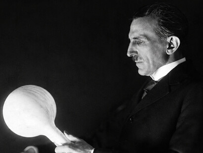 Nikola Tesla holding a wireless illuminated globe in a photograph advertised for $1 in the February 1919 issue of Electrical Experimenter