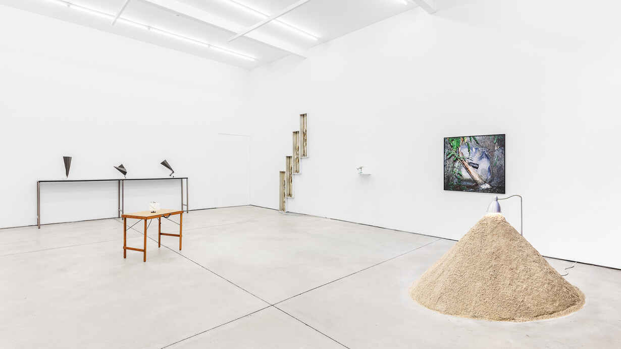 Various artists, Inherent distortion II, exhibition view. Courtesy of Bruno Múrias Gallery