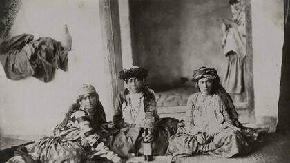 Antoin Sevruguin, "Mujeres en interior", fotografía, entre 1880 y 1896