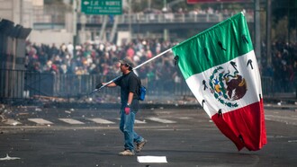Represión ante el Palacio Legislativo de San Lázaro, México, 2012 (Fotografía de Eneas de Troya)