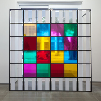 Daniel Buren, Cores, luz, projeção, sombras, transparência: obras in situ 5 2015, estrutura metálica, vinil, adesivado, acrílico e espelho, 200 x 200 x 50 cm