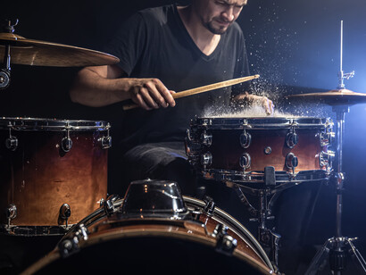 En un mundo donde las redes sociales capturan nuestra atención con contenido fugaz, el acto de tocar la batería se vuelve un espacio de resistencia y dedicación