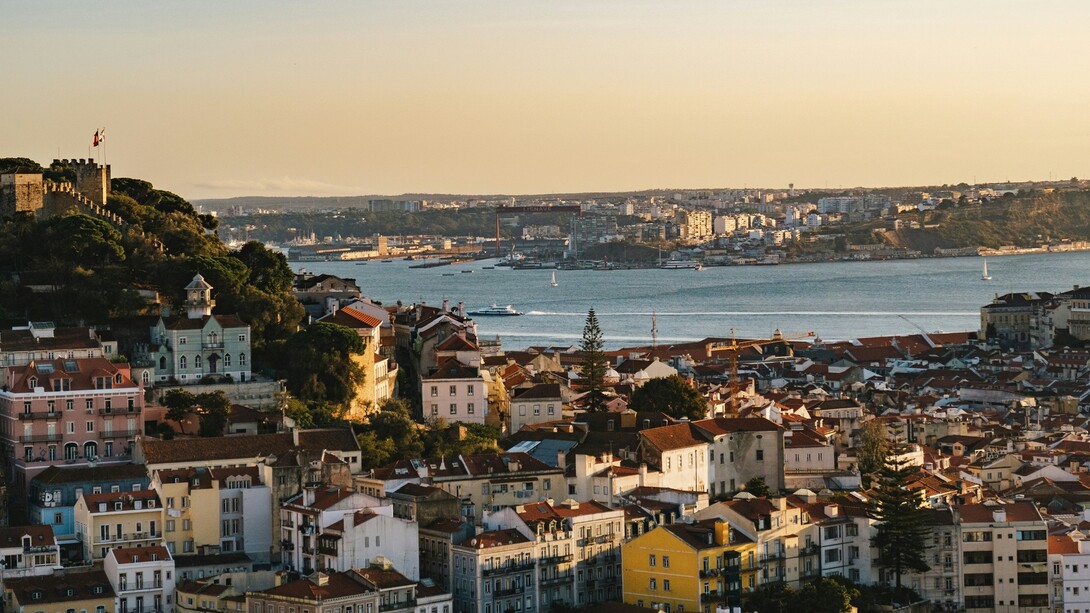 Lisbona è una città luminosa e collinare, fatta di vicoli stretti, miradouros affacciati sul Tago e tram gialli che salgono lentamente tra i quartieri antichi. Lisbona, Portogallo
