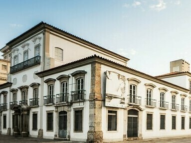 Paço imperial, no Rio de Janeiro. O "Fico" foi o primeiro grito de independência, ainda que não formal. A partir daí, o processo de ruptura tornou-se irreversível. Dom Pedro cercou-se de conselheiros brasileiros, como por exemplo José Bonifácio de Andrada e Silva, uma mente brilhante e intransigente. A ruptura com as cortes aprofundou-se, e em setembro de 1822, durante uma viagem a São Paulo, Pedro recebeu novas correspondências de Lisboa que anulavam todos os seus atos e o demitiam de seus ministros