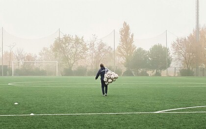 Il calcio italiano oggi si muove in una zona intermedia, sospeso tra la memoria di un passato dominante e la consapevolezza di un presente ridimensionato