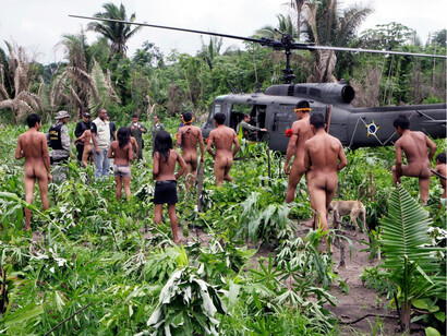 Helicópteros del gobierno brasileño en la selva de los awás. © Silvano Fernandes / FUNAI