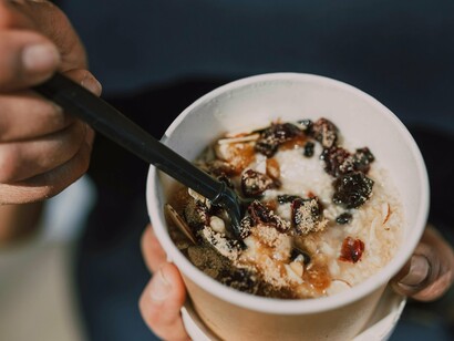 A microbiota intestinal é o conjunto de trilhões de microrganismos — bactérias, fungos, arqueas, protozoários e vírus — que colonizam o trato gastrointestinal desde o nascimento. Sua composição varia conforme a alimentação, uso de medicamentos, nível de estresse, sono e até mesmo as experiências vividas no início da vida, como o tipo de parto e a amamentação


