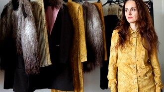 La diseñadora Ana Locking junto a algunas de sus creaciones en su taller de Madrid. Foto: Lucía Castillo