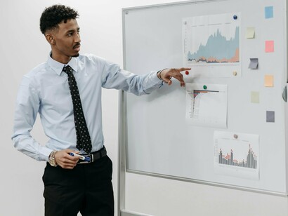 Pesquisador aponta informações estratégicas em gráficos financeiros e estatísticos. Transparência e qualidade no reporte corporativo influenciam diretamente a confiança do mercado