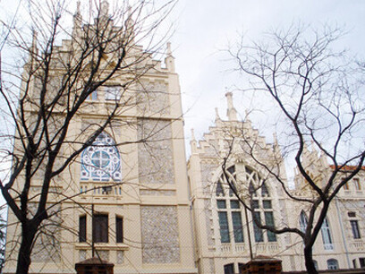 A Adrianus le impactaba esa imposición de la identidad católica, pero había muchas personas que estaban fuera y que contribuían a esa obra forzados por el Estado. Había corrido mucha sangre por la gracia de dios y, pese al escenario del mercado que banalizaba cualquier espiritualidad, la iglesia católica todavía bregaba por tener el control de las mentes. Colegio de Nuestra Señora del Pilar, Madrid, España