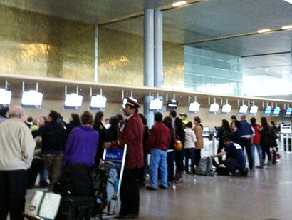 Esperando la cola de inmigración se sentía embargaba por una extraña lucidez con la que avanzaba cada metro en El Dorado sabiendo que el amor y el deseo a veces se confunden y que ambos son legítimos, juntos y por separado. Aeropuerto Internacional El Dorado, Bogotá, Colombia