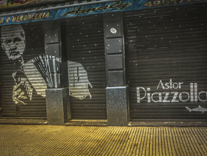 Mural en homenaje al músico Astor Piazzolla realizada por el artista Tian Firpo. Palermo, Buenos Aires, Argentina