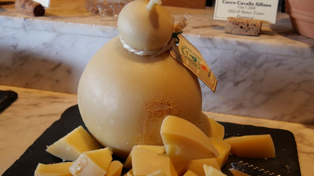 La produzione del caciocavallo in Puglia segue antiche tradizioni, utilizzando latte vaccino fresco proveniente da allevamenti locali