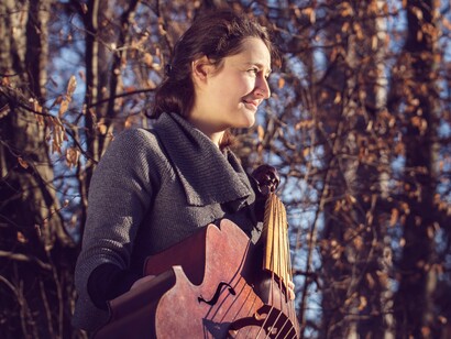 Giovanna Baviera. Nel “Libro del Cortegiano”, Castiglione elogia l’arte del cantar accompagnandosi: concentrandosi su un solo musicista si può provare una schiettezza di espressione musicale completamente diversa da quella prodotta da un ensemble numeroso. ©Elam Rotem