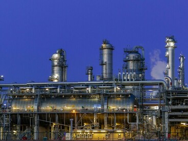 Una extensa red de torres industriales y tuberías