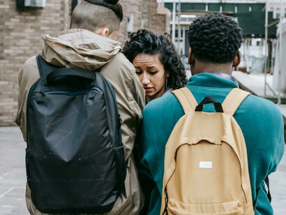 Una chica no puede caminar en paz por la calle porque dos acosadores le cierran el paso