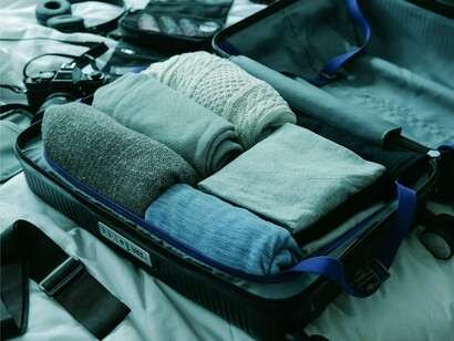 Mala cheia para viagem. Estar numa comunidade como esta é partir da premissa que assim como você confia a sua casa para alguém, outro alguém também estará confiando a casa dele para você, então a confiança é mútua. Você tem acesso ao perfil e as avaliações de outros que já fizeram trocas anteriores com aquela pessoa, cabe a você filtrar para quem você deseja ou não emprestar sua casa