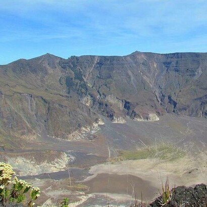 Vista dal margine orientale del monte Tambora sull'isola di Sumbawa, Indonesia