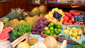 Produtos orgânicos expostos. O texto legal brasileiro deixa claro que um produto, para ser orgânico, não deve apenas restringir o uso de certos fertilizantes e pesticidas