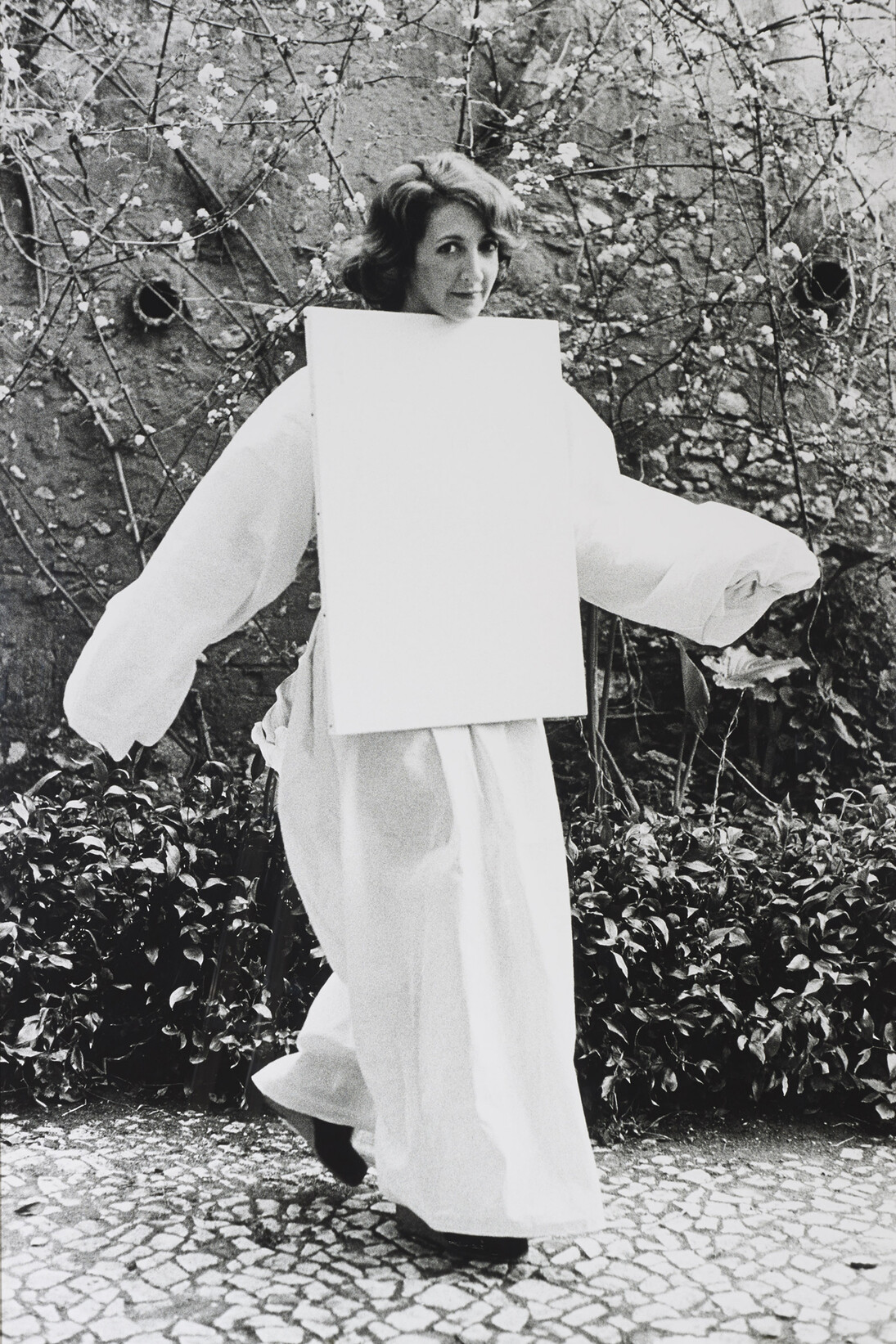 Helena Almeida, Seduzir [Séduire], 2002
 Photographie noir et blanc (2 éléments), 187 × 125 cm (chaque). Coll. Helga de Alvear, Madrid/Cáceres. Photo Laura Castro Caldas and Paulo Cintra, courtesy Galería Helga de Alvear, Madrid/Cáceres