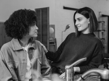 Em um momento de acolhimento, uma mulher escuta atentamente enquanto a outra compartilha suas emoções. Muitas conversas precisam de compreensão, não de argumentos