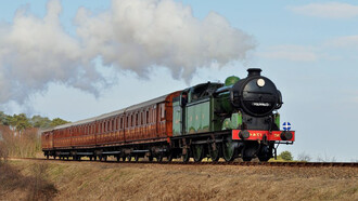 Las ventanas estaban empañadas. No era el calor lo que las cubría, sino algo más sutil, algo que las hacía parecer distorsionadas, como si el paisaje fuera solo un reflejo roto. El vagón entero parecía suspendido en una dimensión donde las sombras ya no seguían las reglas del tiempo