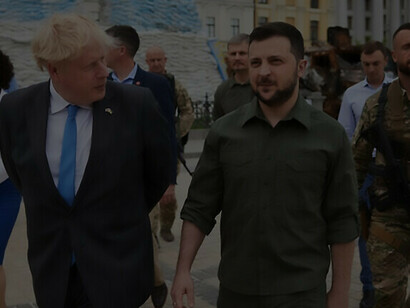 Wolodymyr Selenskyj und Boris Johnson besuchten das St.-Michael-Kloster mit der goldenen Kuppel und machten einen Spaziergang auf dem Mykhailivs'ka-Platz, Ukraine, 2022