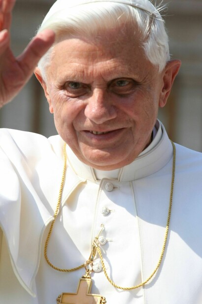 Benedicto XVI: papa cuya profecía, renuncia y misticismo se analizan mediante eventos simbólicos como el rayo en la cúpula de San Pedro