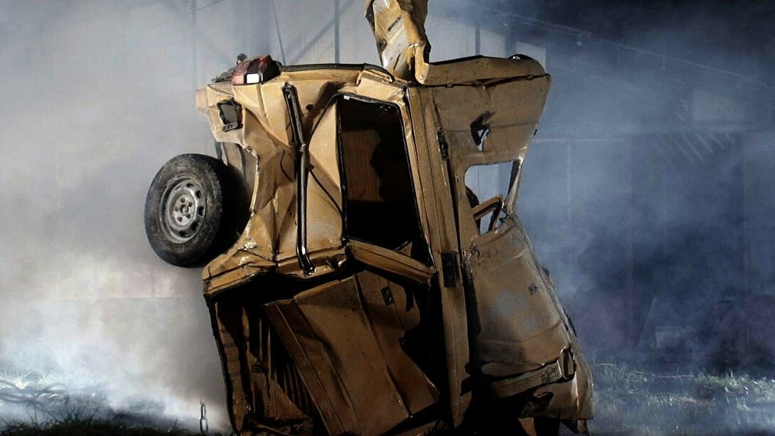 Florian Pugnaire et David Raffini, Energie sombre, 2012. Vidéo HD, 15 minutes, Ed 1/5 (comprise dans l’installation) Sculpture, Wolkswaggen transporter, chaînes Env. 200 x 120 x 300 cm, Courtesy des artistes et de la galerie Torri, Paris.