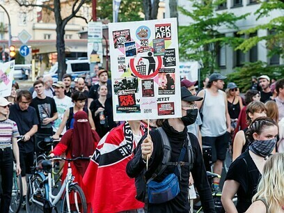 Marsch gegen den Vormarsch der Rechten, Thüringen, Deutschland, 1. September 2024. Die Linke in Deutschland befindet sich in einer tiefen Krise, die durch die Schwächung der Sozialdemokratischen Partei Deutschlands (SPD) und die Zersplitterung ihrer Wählerschaft gekennzeichnet ist