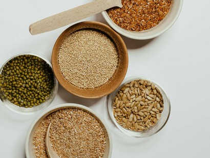 Commodities agrícolas. Suspeita-se até ser proposital e intencional, uma vez que após a globalização moderna dos anos 1990, da qual a União Européia e o próprio Mercosul são filhotes, além da natimorta ALCA, também o NAFTA, etc., uma vez que o Ministério do Comércio Exterior brasileiro inclusive, foi dirigido pelo maior executivo das exportações de carnes de Santa Catarina, a BRF (Brazilian Foods); o Banco Central foi dirigido pelo antigo presidente do extinto Bank of Boston que, desvalorizou o câmbio através de swaps cambiais inconstitucionais e, tornou as pequenas exportações inviáveis durante anos