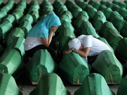 Mujeres lloran en un sepelio de las víctimas identificadas de la masacre de Srebrenica. El 31 de marzo del 2003, se enterraron las primeras 600 víctimas en el Centro Memorial de Potocari